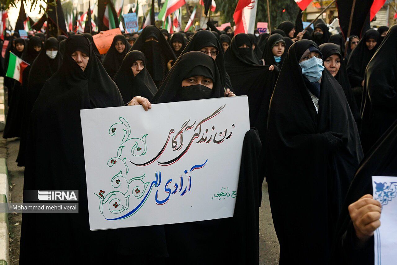 پلاکاردهای جنجالی از اجتماع حجاب در تهران