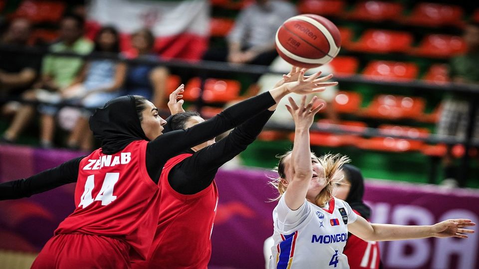 ببینید/ عدم اجرای سرود ملی توسط زنان بسکتبالیست ایرانی