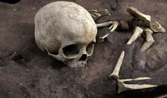 عجایب جهان/تصاویر کفن و دفن کودک 80هزار ساله آفریقایی!