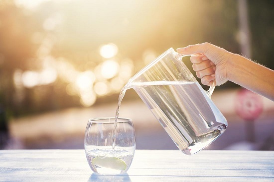 آیا واقعا نوشیدن آب چاق می کند؟