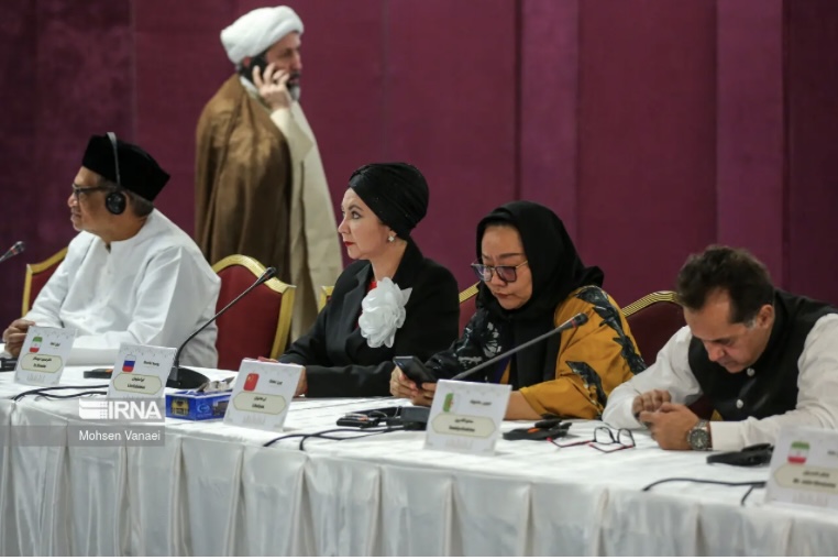 استایل بی حجاب یک خانم خارجی در نشست قرآنی تهران