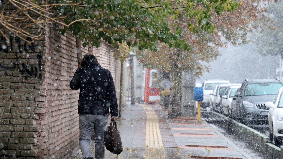بارش پراکنده برف در برخی نقاط کشور/ هوا سرد می شود